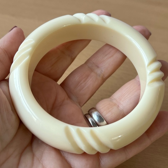 VINTAGE RETRO VANILLA CREAM CARVED CELLULOID PLASTIC WIDE THICK BANGLE BRACELET - Picture 13 of 16